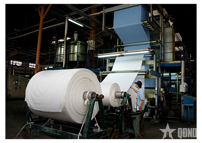 Người lao động Tổng công ty 28 thực hiện công đoạn nhuộm vải may quân phục cho chiến sĩ không quân. 