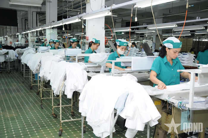 Dây chuyền kiểm hàng thành phẩm áo sơ mi nam của Công ty Cổ phần 28 Hưng Phú, Tổng công ty 28. 