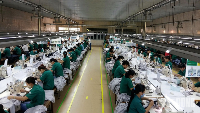 Dây chuyền sản xuất áo sơ mi Belluni-thương hiệu áo sơ mi nam của Tổng công ty 28. 