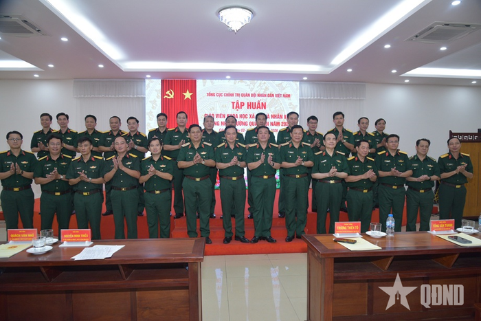 Thượng tướng Trương Thiên Tô và các đại biểu.