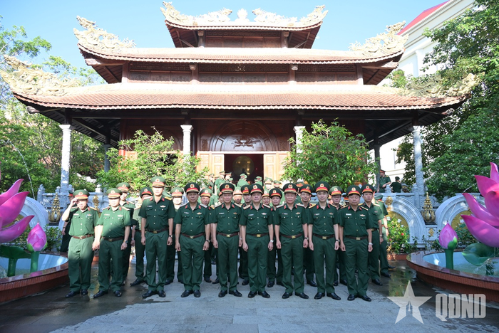 Thượng tướng Trương Thiên Tô và các đại biểu tại Nhà tưởng niệm Chủ tịch Hồ Chí Minh. 