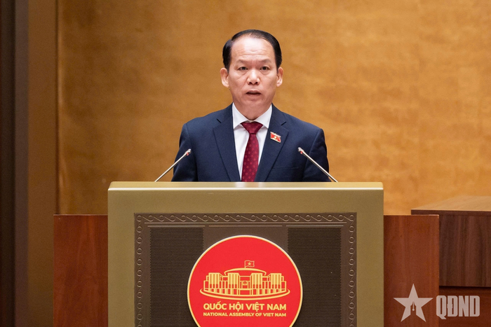 Bộ trưởng Bộ Tư pháp Hoàng Thanh Tùng báo cáo tại phiên làm việc. 