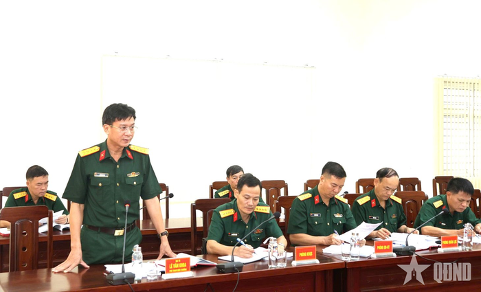  Đại tá Lê Văn Khoa, Phó tham mưu trưởng Quân đoàn 34, phát biểu tham luận tại buổi tọa đàm. 