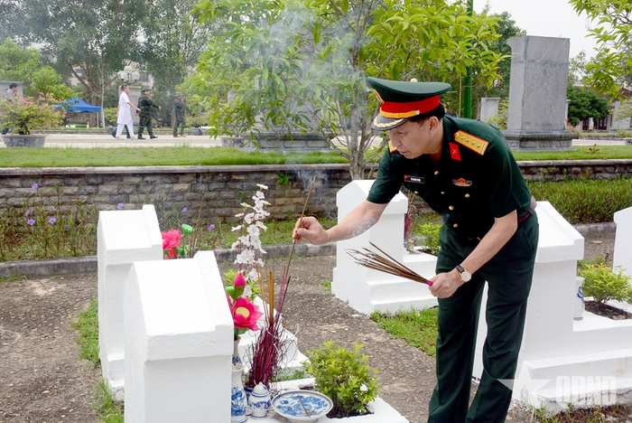 Đại tá Võ Quang Thiện, Chính ủy Bộ CHQS Thanh Hóa dâng hương tại các phần mộ liệt sĩ. 