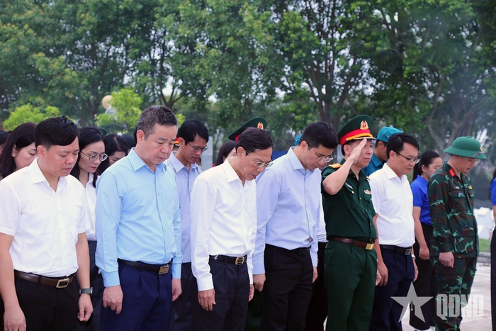 Các đại biểu dành phút mặc niệm tại chương trình.