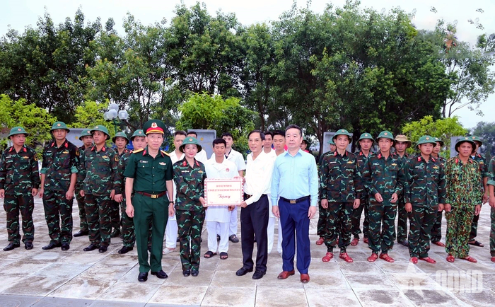 Lãnh đạo tỉnh Thanh Hóa tặng quà, động viên các lực lượng tham gia lấy mẫu ADN tại Nghĩa trang Liệt sĩ Hàm Rồng. 