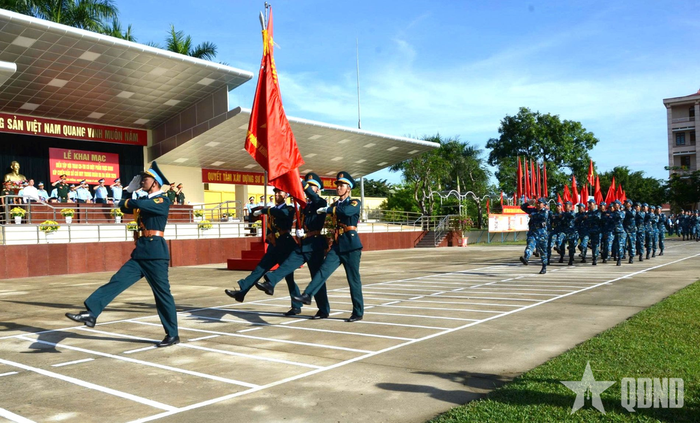 Duyệt đội ngũ tại lễ khai mạc. 