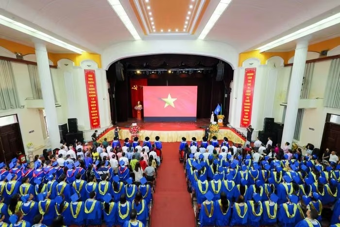 Quang cảnh lễ tốt nghiệp tại Trường Quản trị và Kinh doanh, Đại học Quốc gia Hà Nội.