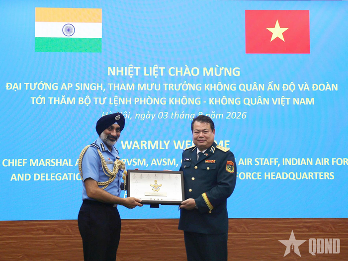  Đại tướng AP Singh trao quà tặng Trung tướng Vũ Hồng Sơn. 
