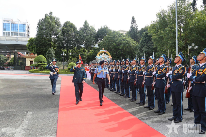  Trung tướng Vũ Hồng Sơn và Đại tướng AP Singh duyệt đội danh dự Quân chủng Phòng không-Không quân. 