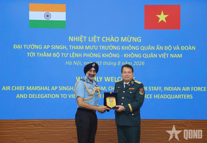  Trung tướng Vũ Hồng Sơn trao quà tặng Đại tướng AP Singh. 