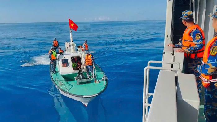 Xuồng đảo Đá Tây cơ động đưa ngư dân gặp nạn ra bàn giao cho Tàu 905 để đưa về đất liền.