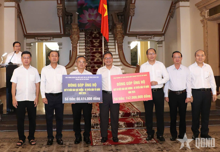  Văn phòng Đoàn đại biểu Quốc hội và Hội đồng nhân dân TP Hồ Chí Minh, cùng Văn phòng UBND Thành phố đóng góp kinh phí ủng hộ Quỹ “Vì biển đảo quê hương - Vì tuyến đầu Tổ quốc” .