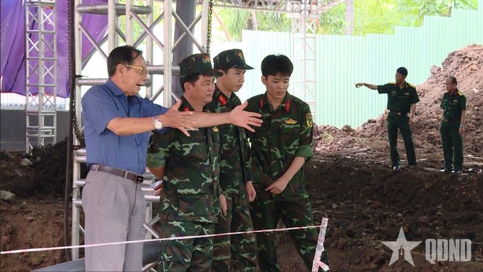  Bác sĩ Trần Văn Bản trao đổi kinh nghiệm tìm kiếm mộ liệt sĩ với các cán bộ, chiến sĩ Bộ Tư lệnh TP Hồ Chí Minh. Ảnh: LÊ THÀNH