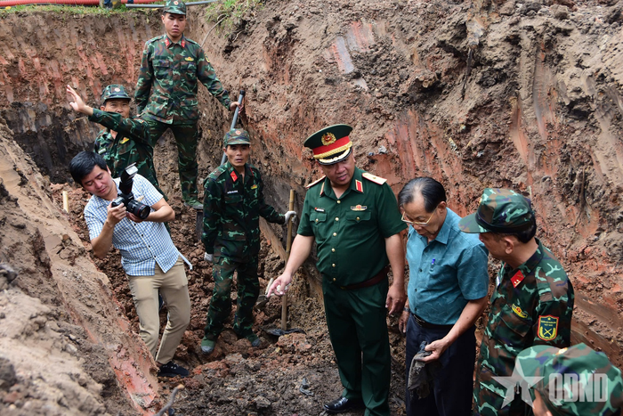 Cựu chiến binh Trần Văn Bản luôn túc trực tại công viên Lê Thị Riêng suốt một tháng qua, để giúp sức cho các lực lượng thực hiện nhiệm vụ tìm kiếm, quy tập và xác định danh tính hài cốt liệt sĩ. Ảnh: LƯƠNG ANH