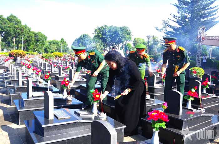  Lãnh đạo tỉnh Đắk Lắk thắp hương tại các phần mộ liệt sĩ. 