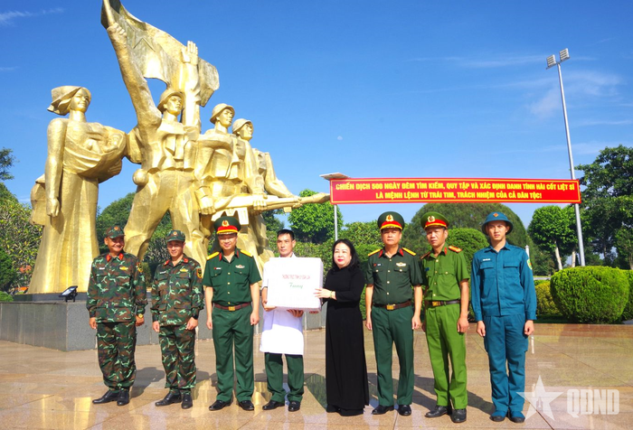  Lãnh đạo tỉnh Đắk Lắk tặng quà động viên các lực lượng làm nhiệm vụ khai quật mộ liệt sĩ. 