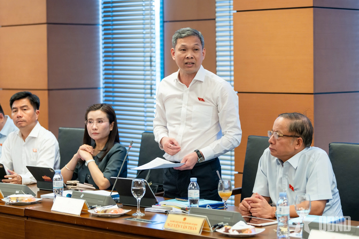 Đại biểu Tạ Văn Đẹp phát biểu thảo luận tại Tổ 2.