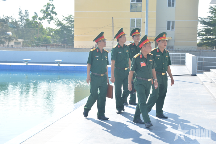 Kiểm tra khu vực hồ bơi huấn luyện.