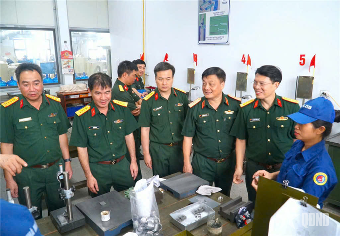 Kiểm tra khu vực thi thực hành nghề nguội.