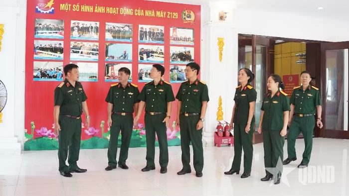 Ban tổ chức kiểm tra phần trang trí khánh tiết tại khu vực diễn ra khai mạc hội thi.
