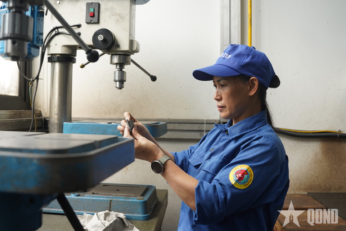 Thí sinh rà soát sản phẩm trong quá trình ôn luyện trước Hội thi thợ giỏi ngành Cơ khí toàn quân lần thứ VI.