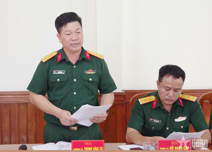 Thượng tá Trịnh Văn Tú, Phó bí thư Chi bộ, Chỉ huy trưởng Ban CHQS phường Cẩm Phả, phát biểu tại hội nghị. 