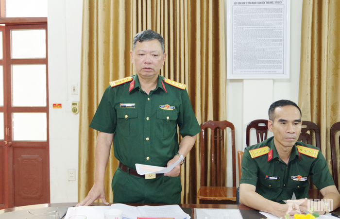 Đại tá Tạ Văn Biên, Phó chỉ huy trưởng Bộ CHQS tỉnh, dự và chỉ đạo sinh hoạt chi bộ tại Chi bộ Quân sự phường Yên Tử. 