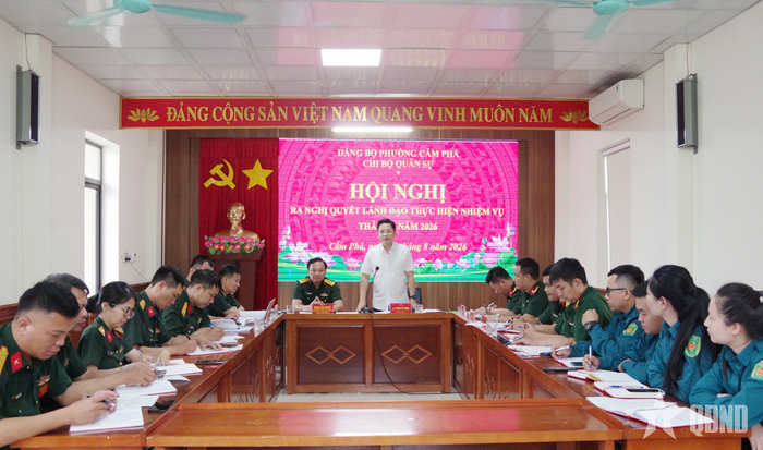  Đồng chí Phạm Lê Hưng, Bí thư Đảng ủy, Chủ tịch HĐND, Bí thư Chi bộ Quân sự, chủ trì hội nghị.