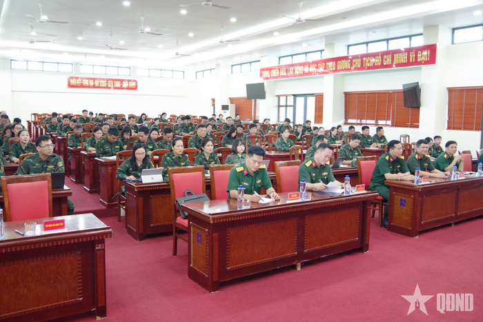 Các đại biểu dự khai giảng. 
