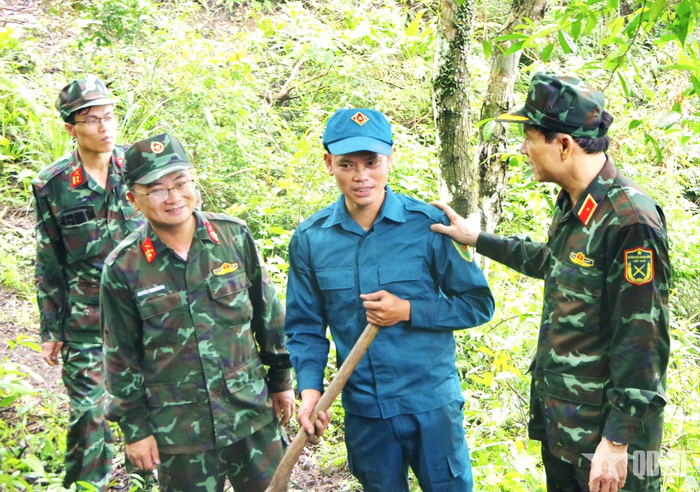 Thiếu tướng Nguyễn Hồng Thái động viên các lực lượng thực hiện nhiệm vụ tại thực địa. 