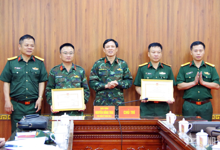  Thiếu tướng Nguyễn Hồng Thái, Phó chính ủy Quân khu 2 trao Bằng khen tặng các tập thể, cá nhân có thành tích xuất sắc trong thực hiện nhiệm vụ tìm kiếm, quy tập hài cốt liệt sĩ. 