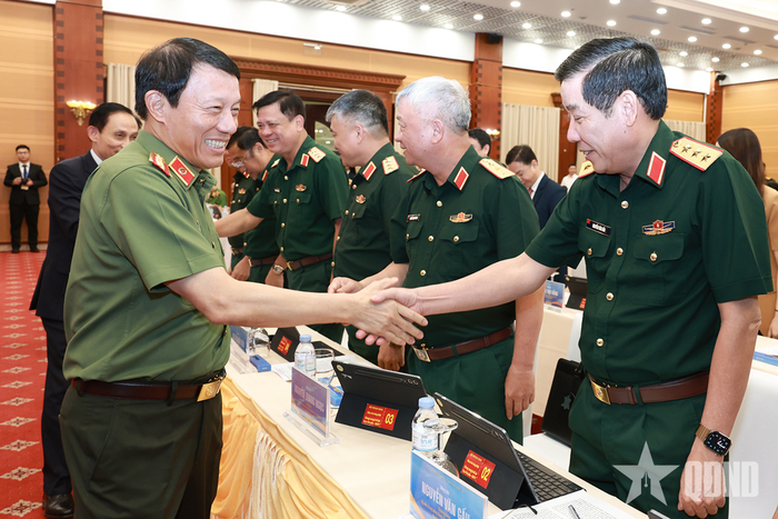  Đại tướng Lương Tam Quang với các đại biểu dự phiên họp. Ảnh: VŨ PHONG 