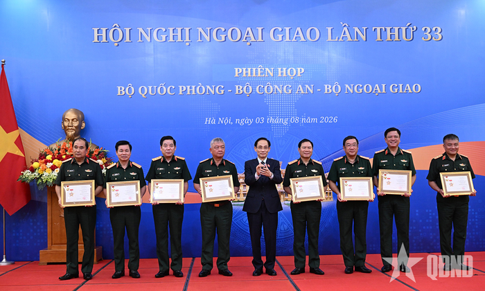  Bộ trưởng Bộ Ngoại giao Lê Hoài Trung trao Kỷ niệm chương “Vì sự nghiệp ngoại giao Việt Nam” tặng các đồng chí lãnh đạo Bộ Quốc phòng. Ảnh: VŨ PHONG 