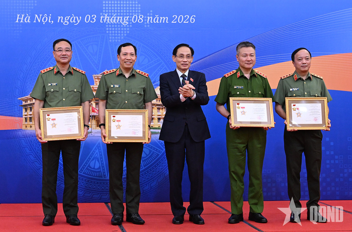  Bộ trưởng Bộ Ngoại giao Lê Hoài Trung trao Kỷ niệm chương “Vì sự nghiệp ngoại giao Việt Nam” tặng các đồng chí lãnh đạo Bộ Công an. Ảnh: VŨ PHONG 