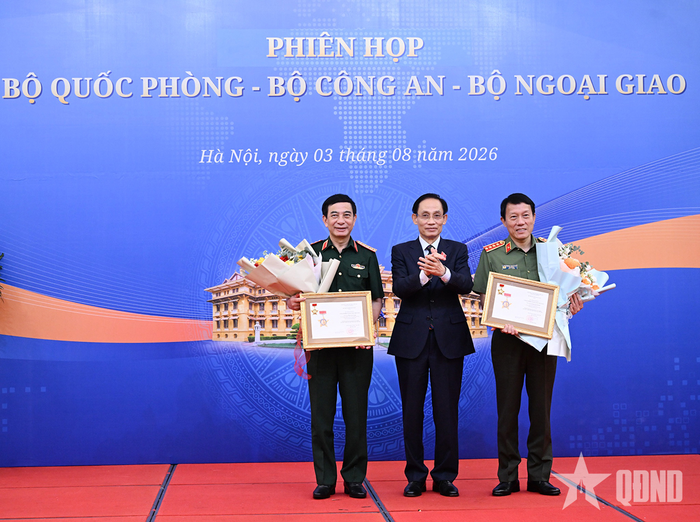  Bộ trưởng Bộ Ngoại giao Lê Hoài Trung trao Kỷ niệm chương “Vì sự nghiệp ngoại giao Việt Nam” tặng Đại tướng Phan Văn Giang và Đại tướng Lương Tam Quang. Ảnh: VŨ PHONG 