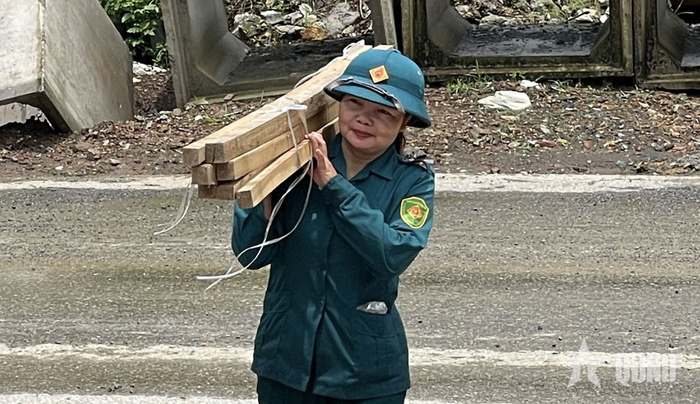  Dân quân di dời tài sản cho người dân.