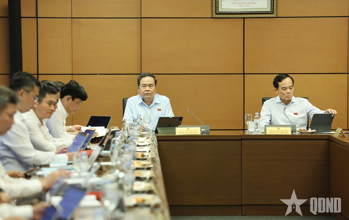 Quang cảnh phiên thảo luận tại Tổ 2. Ảnh: TRỌNG HẢI