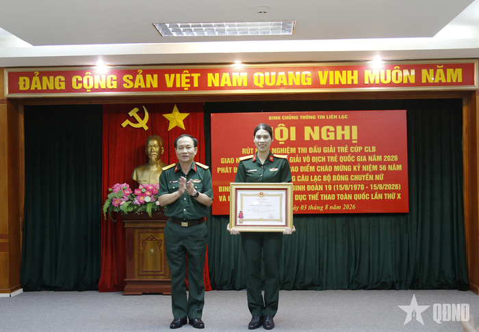 Đại tá Vũ Ngọc Khương, Phó tư lệnh, Tham mưu trưởng Binh chủng Thông tin Liên lạc trao Huân chương Lao động hạng Ba tặng Thiếu tá QNCN Đoàn Thị Lâm Oanh.