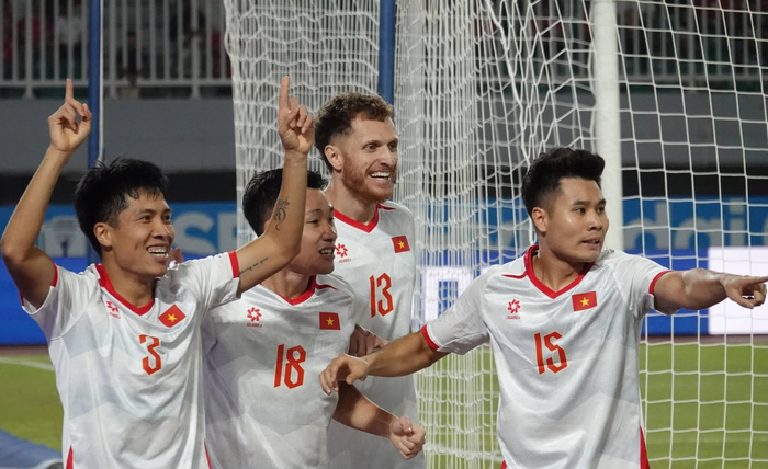 Các tuyển thủ Việt Nam mừng bàn thắng vào lưới Indonesia. Ảnh: VTV Times