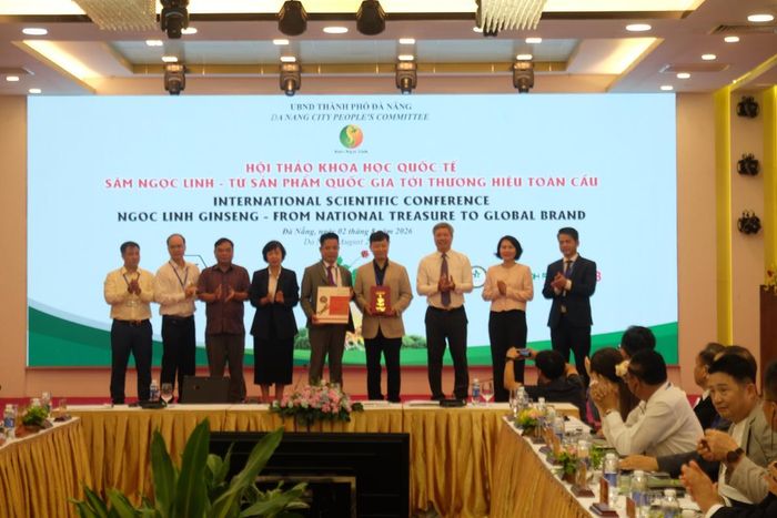 Trao các Biên bản ghi nhớ hợp tác (MoU) giữa Hội Sâm Ngọc Linh Quảng Nam, thành phố Đà Nẵng và Hiệp hội Sâm Geumsan, Hàn Quốc về phát triển sâm và dược liệu.