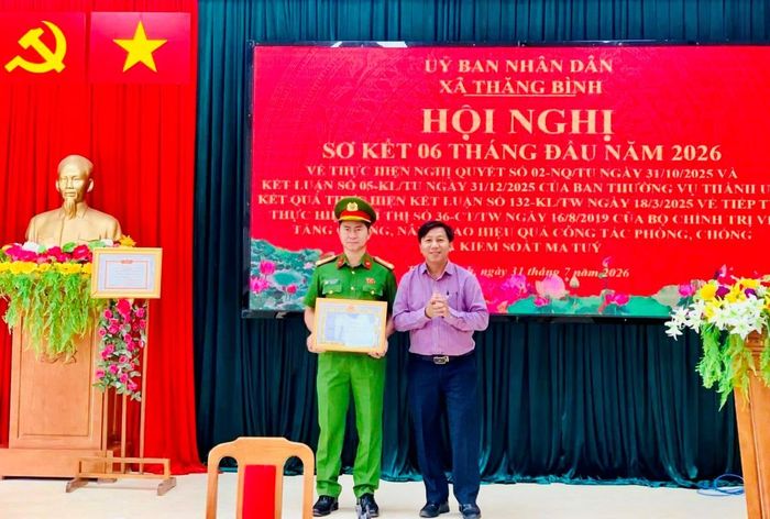 Công an xã Thăng Bình được tuyên dương trong phòng, chống ma túy.
