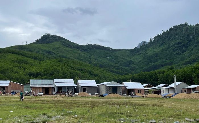 Những ngôi nhà mới dần hình thành tại Khu tái định cư thôn 4, xã Phước Hiệp.