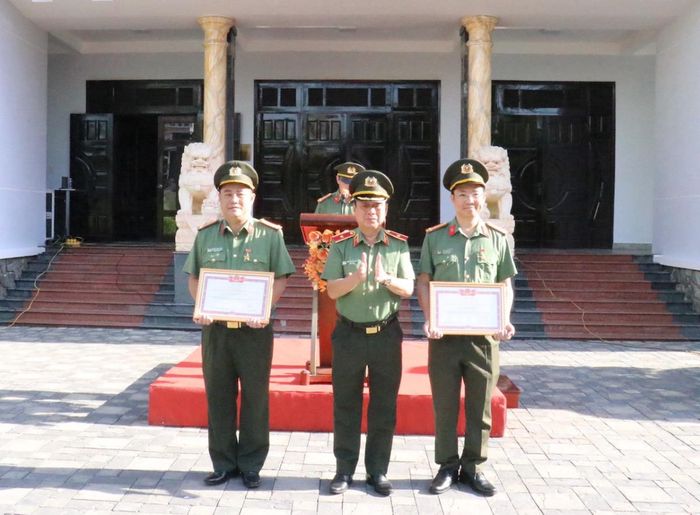 Thừa ủy quyền của Bộ trưởng Bộ Công an, Thiếu tướng Nguyễn Hữu Hợp trao Danh hiệu Chiến sĩ thi đua toàn lực lượng Công an nhân dân cho các cá nhân