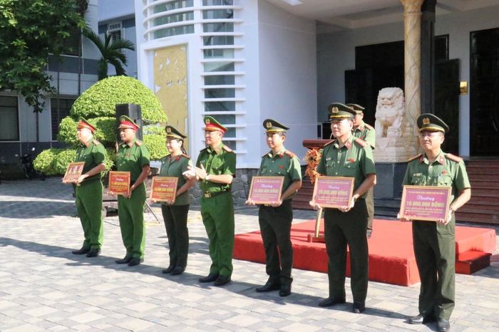 Đại tá Nguyễn Hà Lai - Phó Giám đốc Công an thành phố trao khen thưởng đột xuất của Giám đốc Công an thành phố cho 6 đơn vị