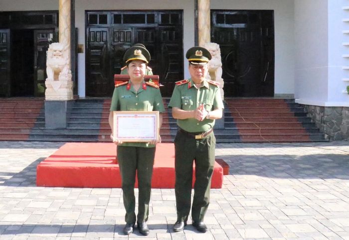Trao Bằng khen của Bộ trưởng Bộ Công an cho Phòng Hậu cần