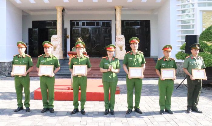 Đại tá Võ Thị Trinh- Phó Giám đốc Công an thành phố trao giấy khen cho các tập thể, cá nhân
