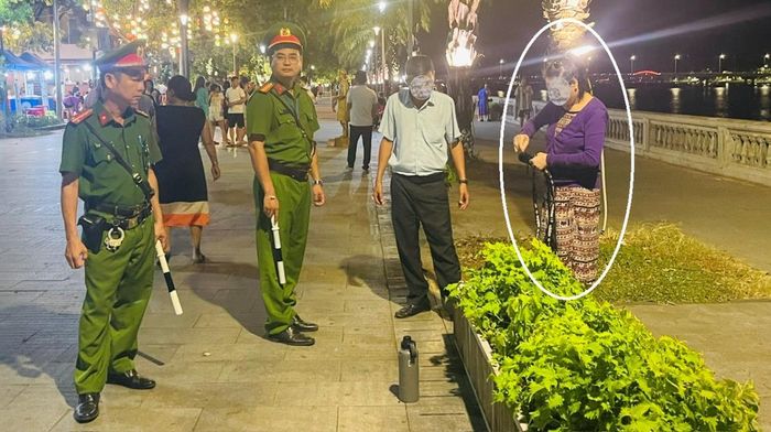 Công an kiểm tra, phát hiện 1 trường hợp xem bói (khoanh tròn) tại Phố đi bộ Nguyễn Đình Chiểu.