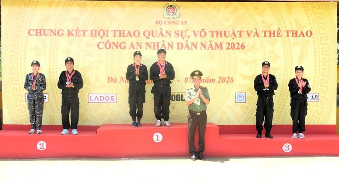 Thiếu tướng Lê Hồng Hiệp trao giải cho các cá nhân có thành tích xuất sắc.