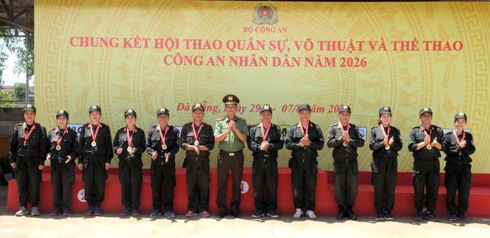 Thiếu tướng Lê Hồng Hiệp trao giải nhất cho các tập thể xuất sắc.